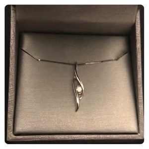 White gold necklace with box